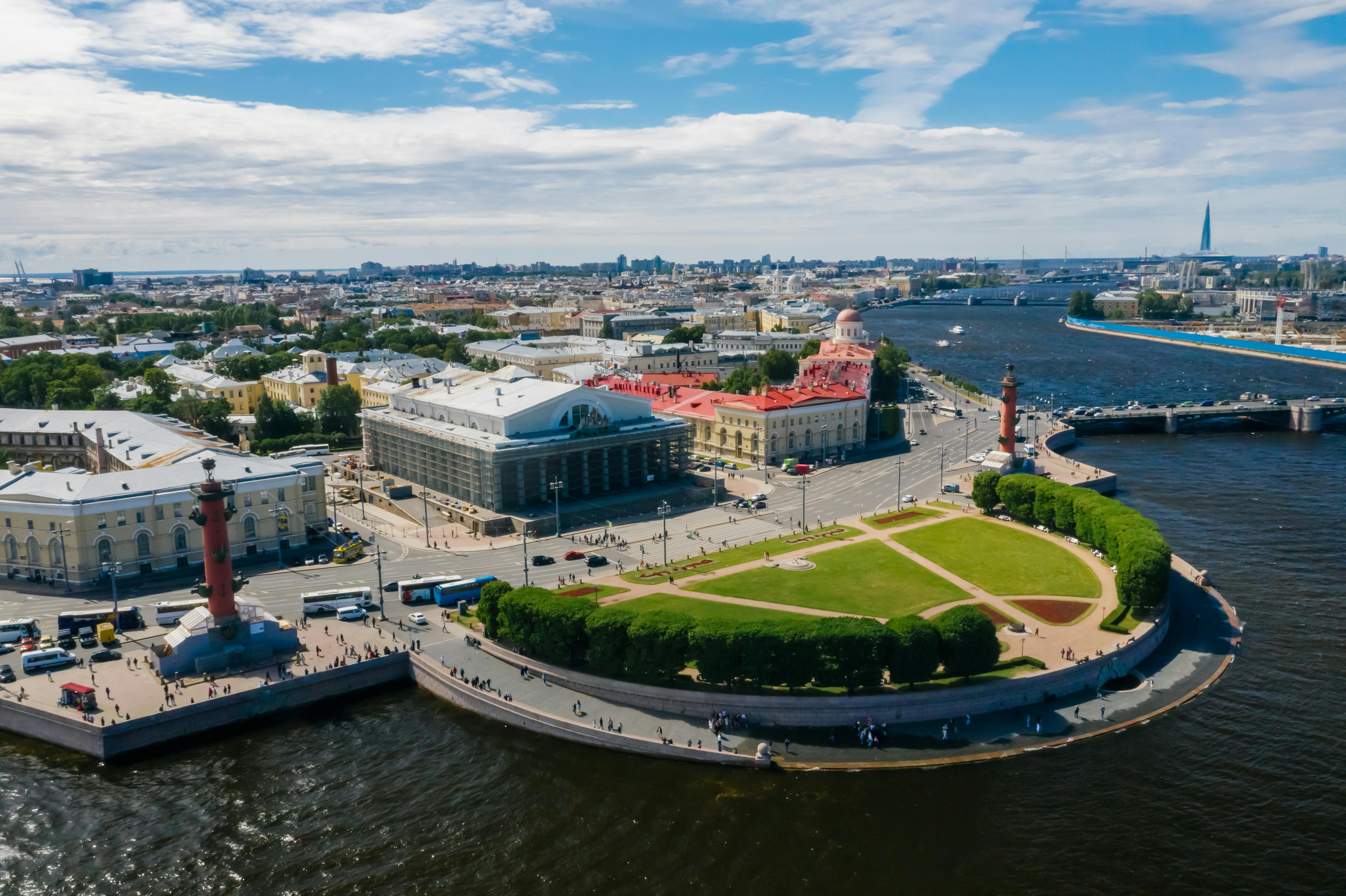 Благоустройство дворов и прилегающих территорий в СПб — современные решения